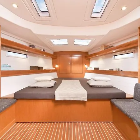 Sailboat Beneteau Botel *