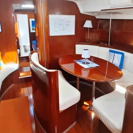Sailboat Beneteau Botel